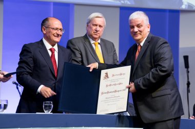 Governador de SP entrega prêmio a professor da ESALQ